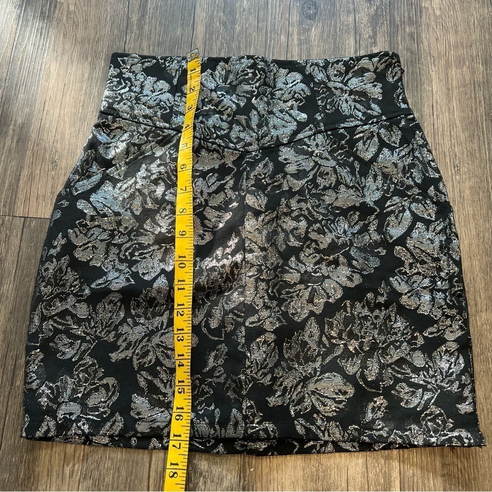 H&M Shimmering Silver Metallic High Waisted Black Floral Mini Skirt Size 6 - Picture 10 of 10